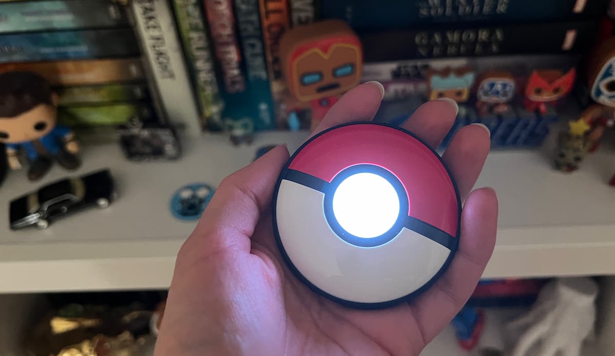 Pokemon GO Plus + glowing LED while auto-catching a Pokemon